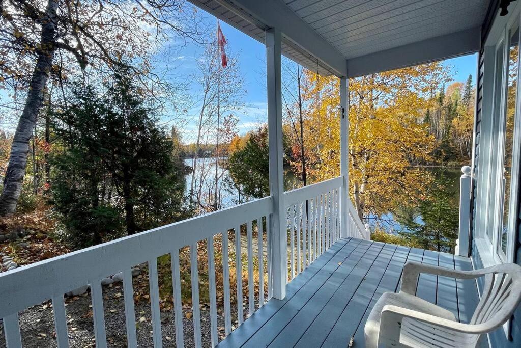 Le Chalet Bleu, Aux Pieds Des Monts-Valin Saint-David-de-Falardeau ภายนอก รูปภาพ